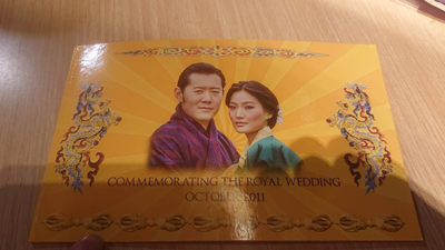 【囧羊收藏】精选微拍第六期~世界各国钱币场（陆续新增上架） 2011年不丹国王和王后结婚纪念钞 100元面值 原装册 全新绝品