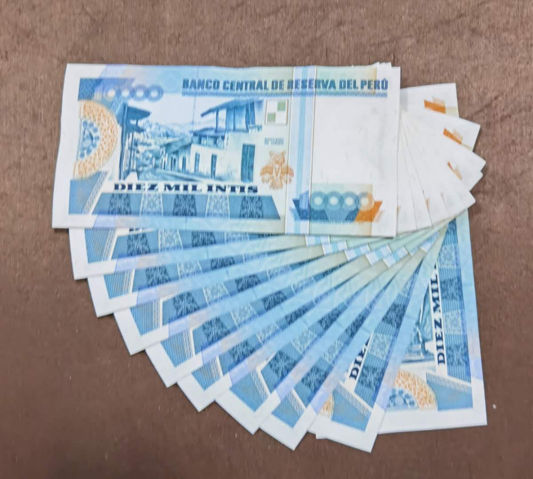 北京马甸外币专卖微拍第三十一期，纸币专场，陆续上新，欢迎光临 秘鲁10000元大钞10张，品相如图全新