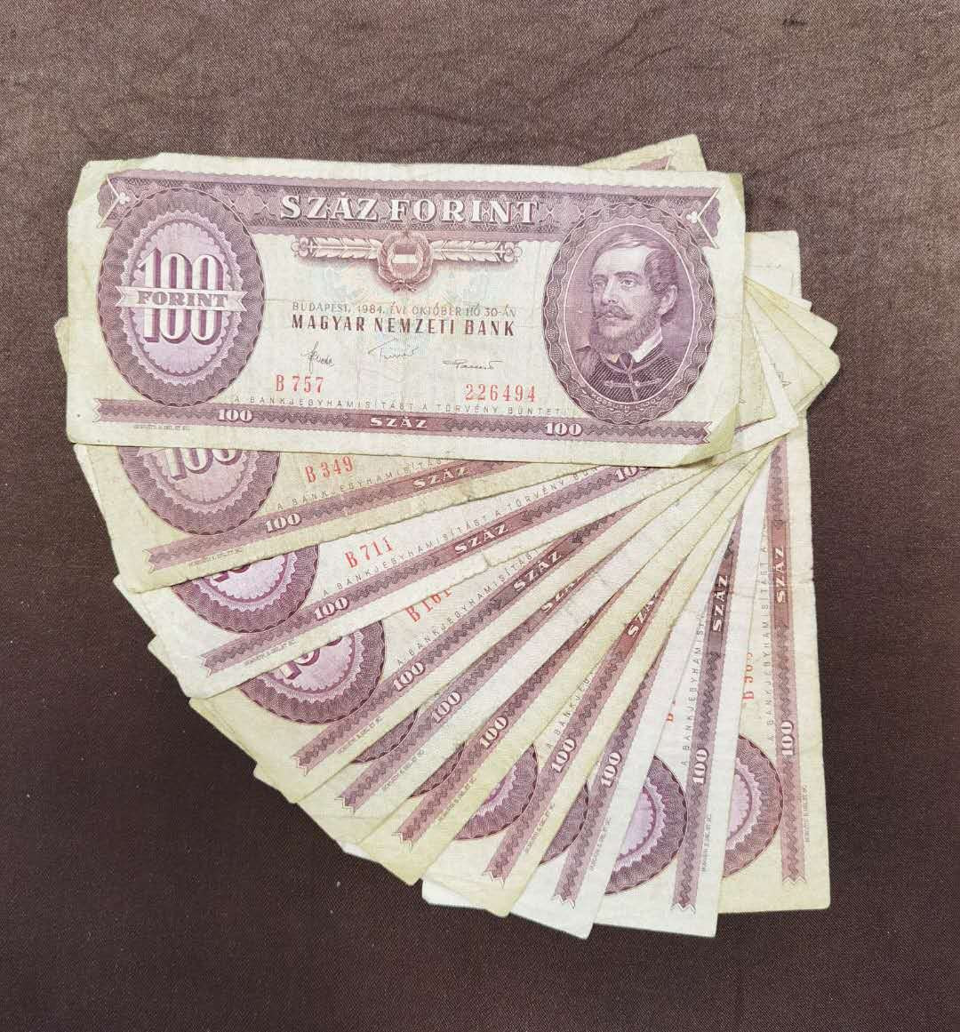 北京马甸外币专卖微拍第三十一期，纸币专场，陆续上新，欢迎光临 匈牙利早期纸币10张，品相如图：流通品4一5品