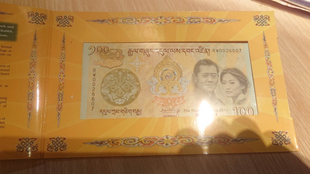 【囧羊收藏】精选微拍第六期~世界各国钱币场（陆续新增上架） 2011年不丹国王和王后结婚纪念钞 100元面值 原装册 全新绝品