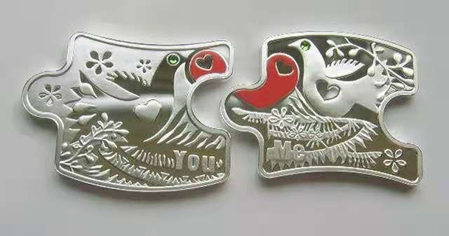 【币观天下】第130场钱币拍卖～    纽埃2012年2新西兰元，情人节“你我相恋”爱情相依，镶嵌施华洛世奇绿水晶、异形拼图啮合，彩色精制银币2枚全套装   淘宝天猫价：:888-999