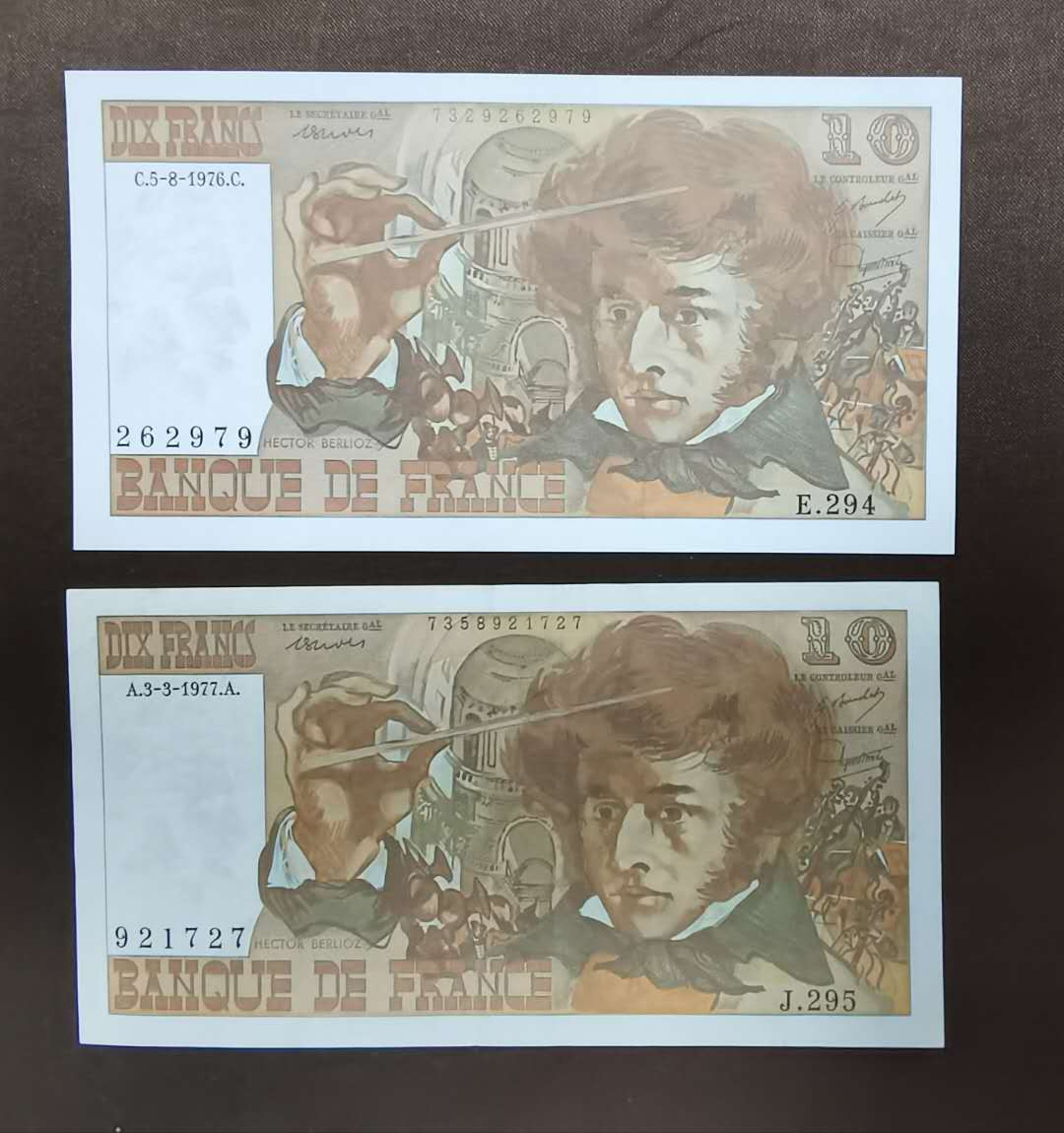 北京马甸外币专卖微拍第三十一期，纸币专场，陆续上新，欢迎光临 法国10法郎纸币2张，品相如图，一张七品左右一张全新，但是都下过水