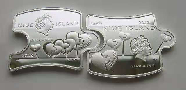 【币观天下】第130场钱币拍卖～    纽埃2012年2新西兰元，情人节“你我相恋”爱情相依，镶嵌施华洛世奇绿水晶、异形拼图啮合，彩色精制银币2枚全套装   淘宝天猫价：:888-999