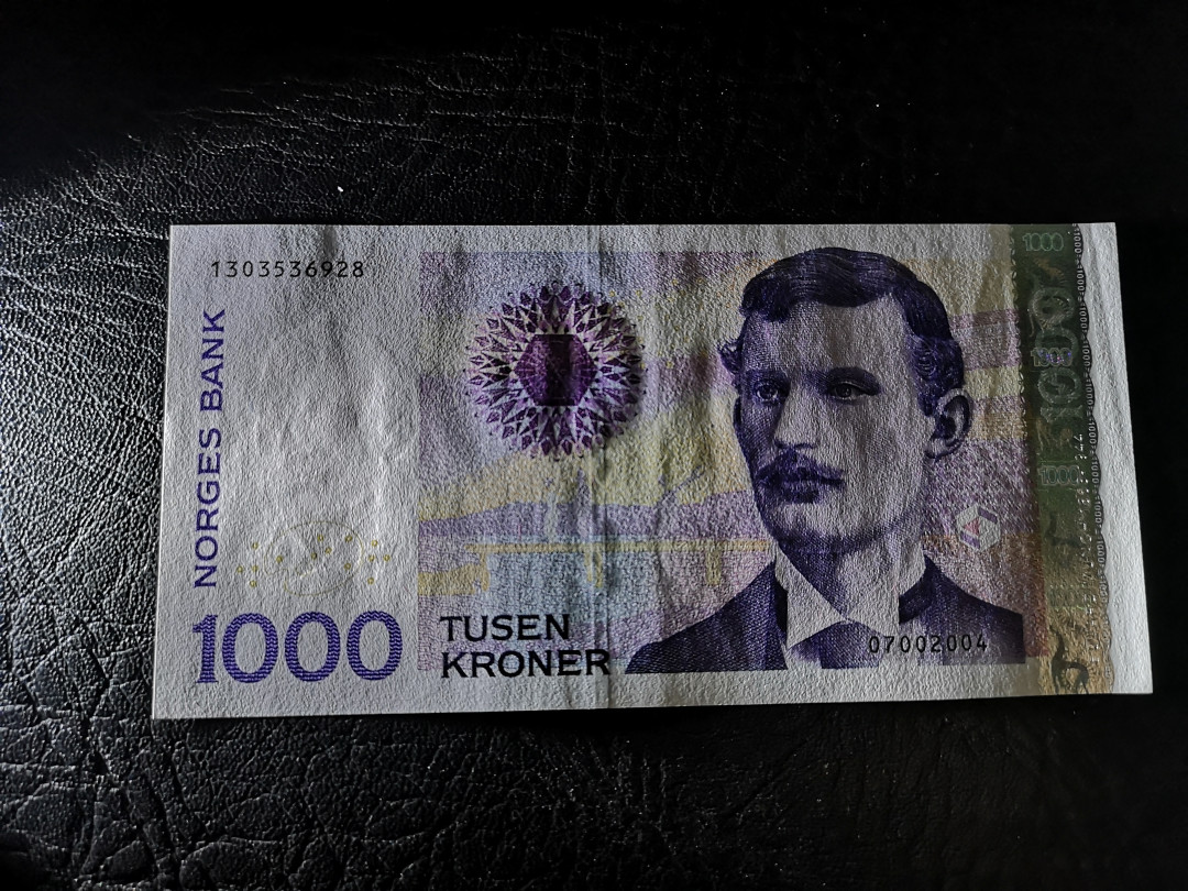《外钞收藏家》第九十二期 精品拍卖 挪威2004年1000克朗  全新unc  边上有轻微压痕 