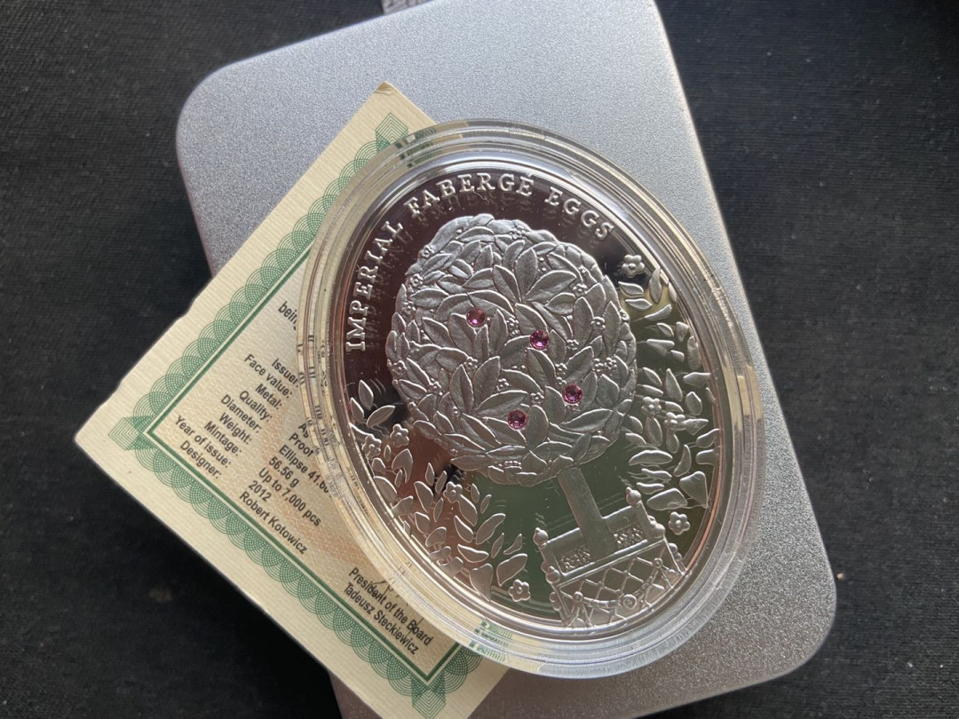 【币观天下】第130场钱币拍卖～ 【纽埃】纽埃2012年2元，56.56克 皇家费伯奇彩蛋系列---“香味甜月桂”，镶嵌紫色施华洛世奇宝石(4颗) 异形(椭圆形) 精制纪念银币