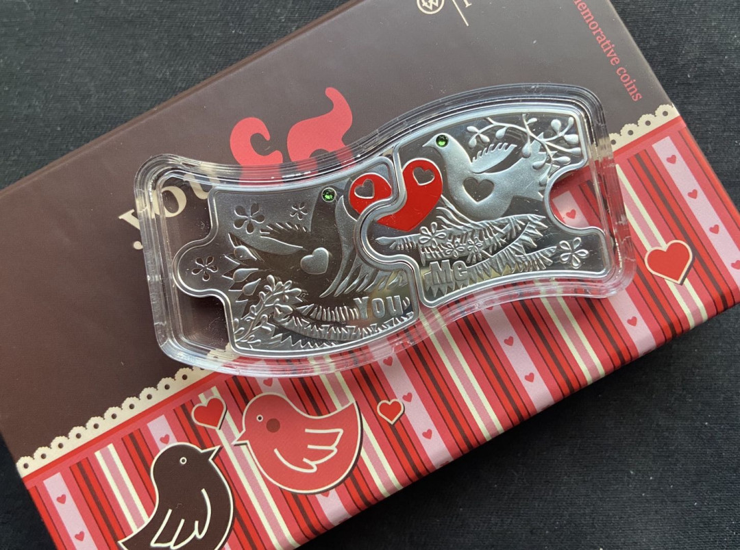 【币观天下】第130场钱币拍卖～    纽埃2012年2新西兰元，情人节“你我相恋”爱情相依，镶嵌施华洛世奇绿水晶、异形拼图啮合，彩色精制银币2枚全套装   淘宝天猫价：:888-999