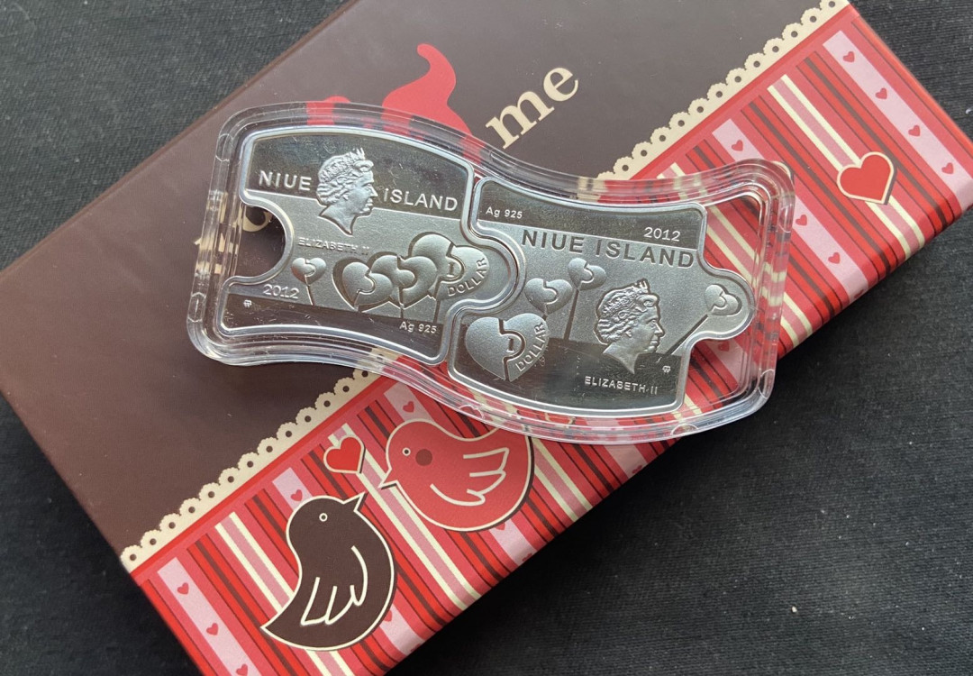 【币观天下】第130场钱币拍卖～    纽埃2012年2新西兰元，情人节“你我相恋”爱情相依，镶嵌施华洛世奇绿水晶、异形拼图啮合，彩色精制银币2枚全套装   淘宝天猫价：:888-999