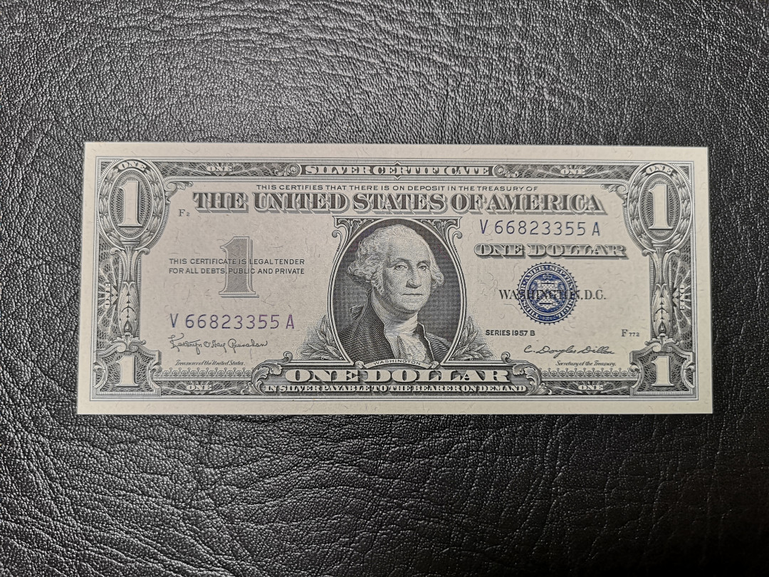 《外钞收藏家》第九十二期 精品拍卖 1957年1美元 蓝库印 全新unc