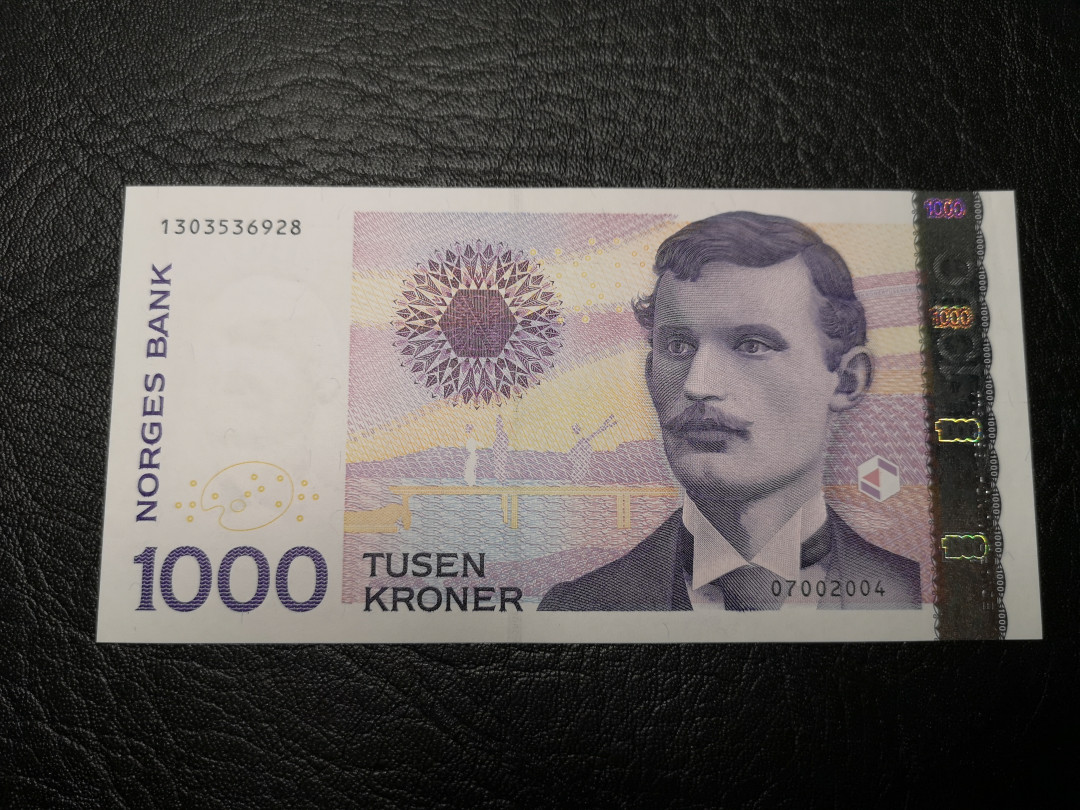 《外钞收藏家》第九十二期 精品拍卖 挪威2004年1000克朗  全新unc  边上有轻微压痕 