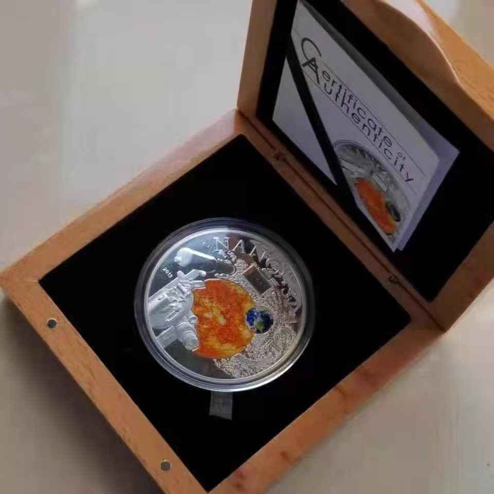 【币观天下】第130场钱币拍卖～ 库克2013年宇宙探索纳米芯片镶嵌银币 