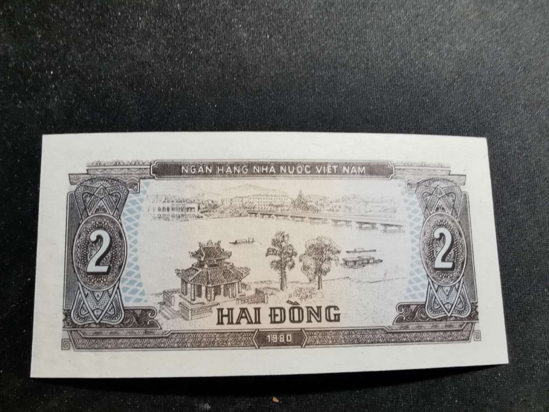 【鲸贝乐淘·外币】千字文·第“世禄侈富，车驾肥轻”号拍卖 【越南🇻🇳 】1980年2盾，全新全品UNC 