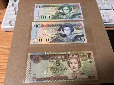 【Blue Auction】世界纸币精拍第42期 ——亚洲最小的国家(共50拍） - 【一组3张】东加勒比5-10元、斐济5元 全新UNC 女王纸币