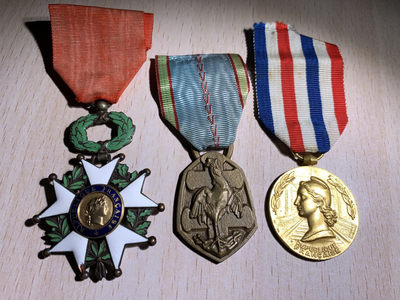 大猫徽章拍卖142期  - 法国🇫🇷勋奖章一组 三枚