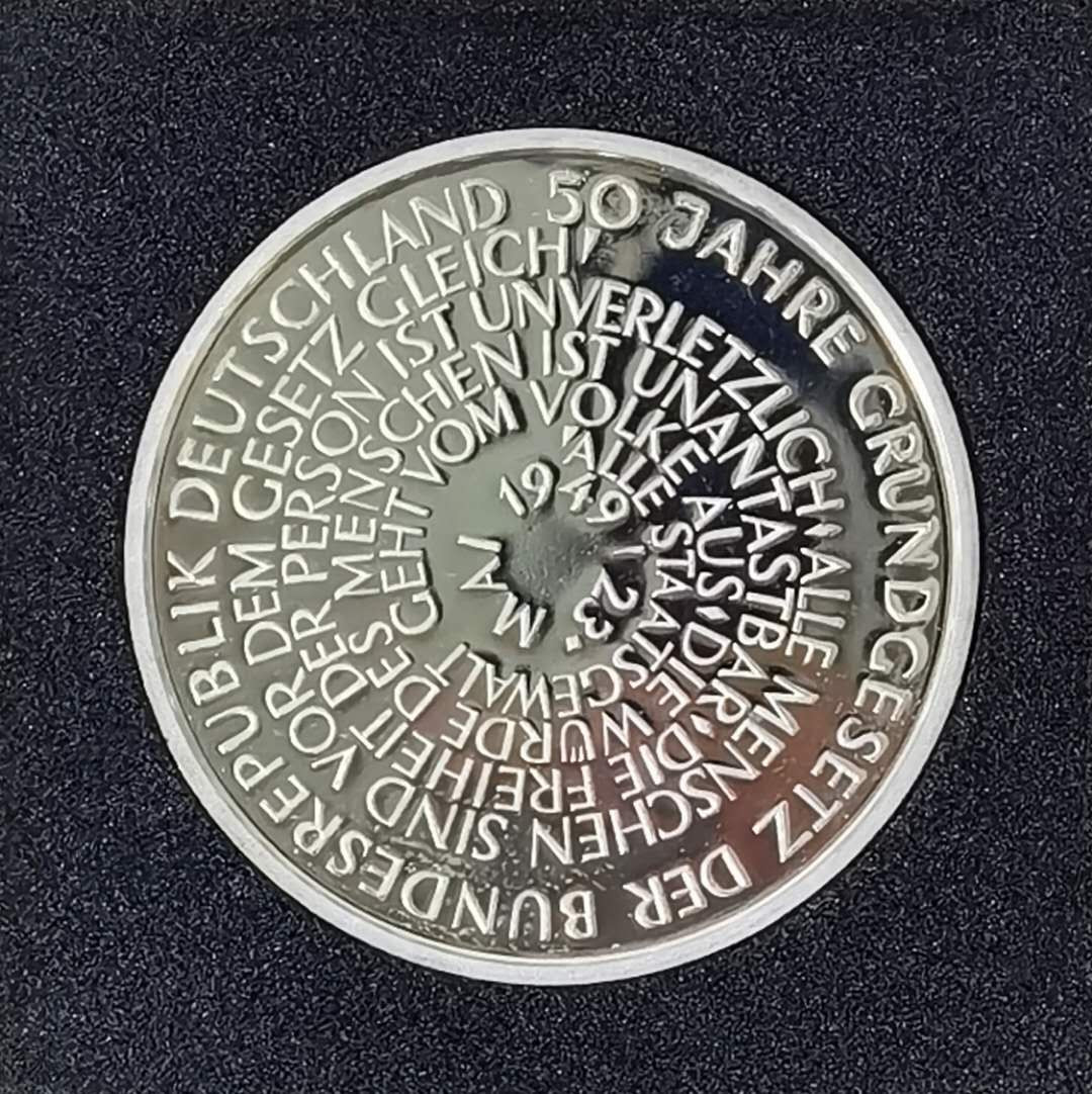 北京马甸外币专卖微拍第三十二期。银币专场，陆续上新，欢迎关注 1999年德意志联邦基本法颁布50周年10马克精制纪念银币。重：15.5克，成色：925银。品相如图