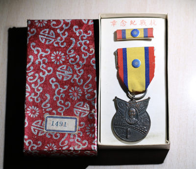 大猫徽章拍卖142期  - 抗战胜利纪念章官星版 原盒