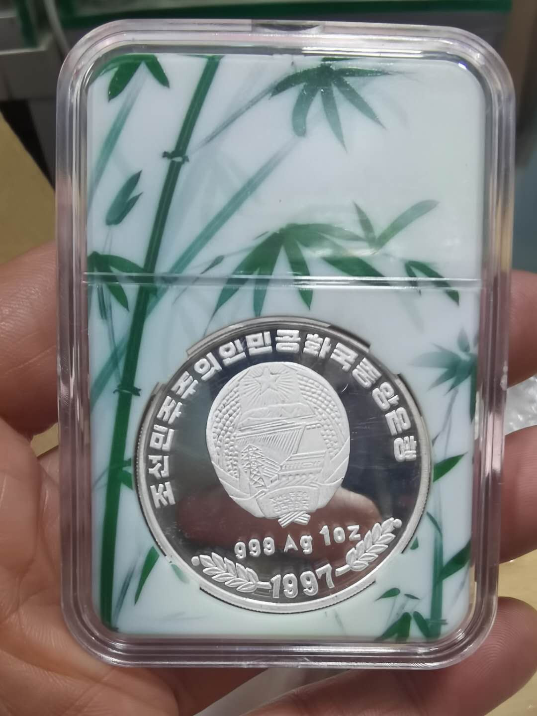北京马甸外币专卖微拍第三十二期。银币专场，陆续上新，欢迎关注 1997年朝鲜1盎司精制彩色熊猫银币，成色：999，品相如图