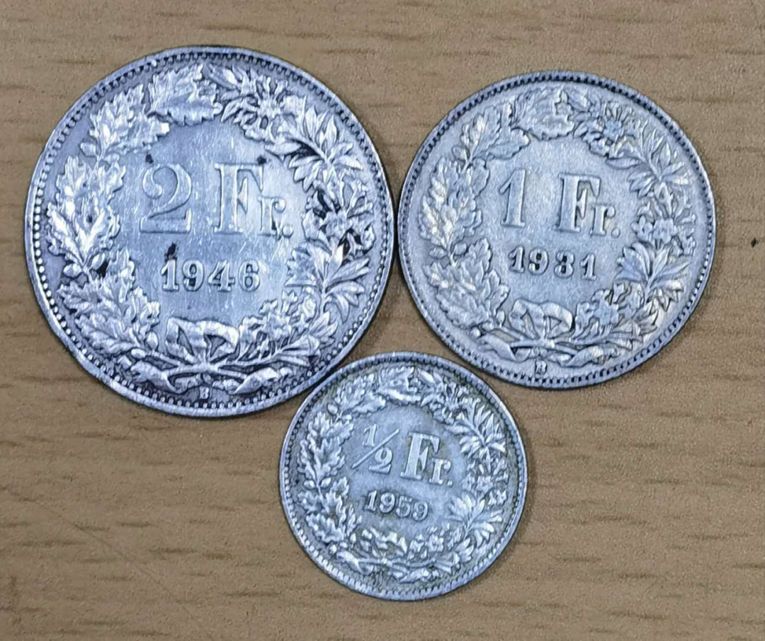 北京马甸外币专卖微拍第三十二期。银币专场，陆续上新，欢迎关注 瑞士流通银币3枚，品相如图，3枚总重17.5克，成色835