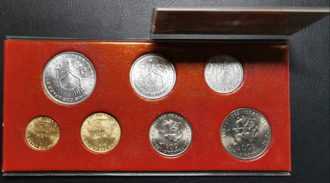 凡希社世界钱币微拍第一百四十二期 1975法属阿法伊萨七枚卡装全部BU