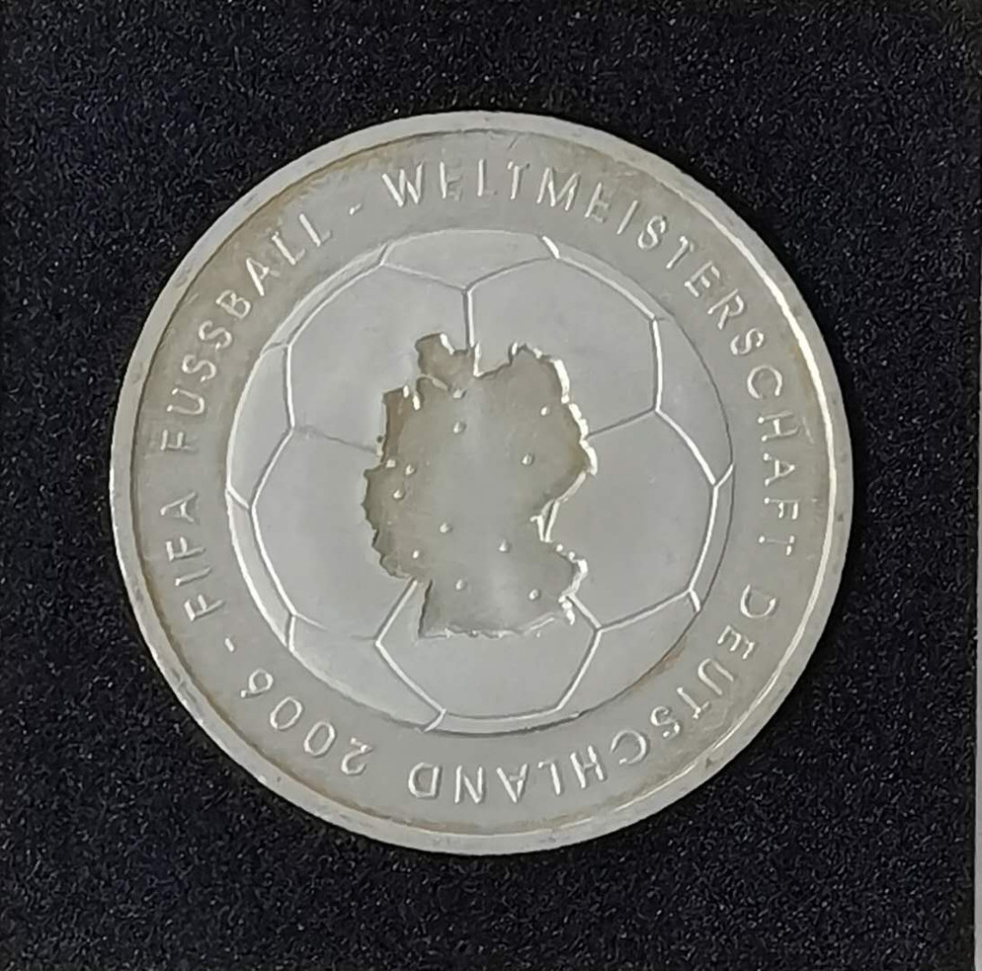 北京马甸外币专卖微拍第三十二期。银币专场，陆续上新，欢迎关注 2003年德国足球世界杯10欧元纪念银币，重15.5克，成色925银，品相如图