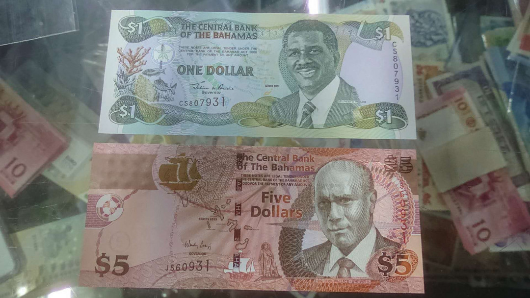 【囧羊收藏】精选微拍第八场 世界钱币共舞 2001年巴哈马1元+2013年巴哈马5元 尾三同号 全新UNC绝品