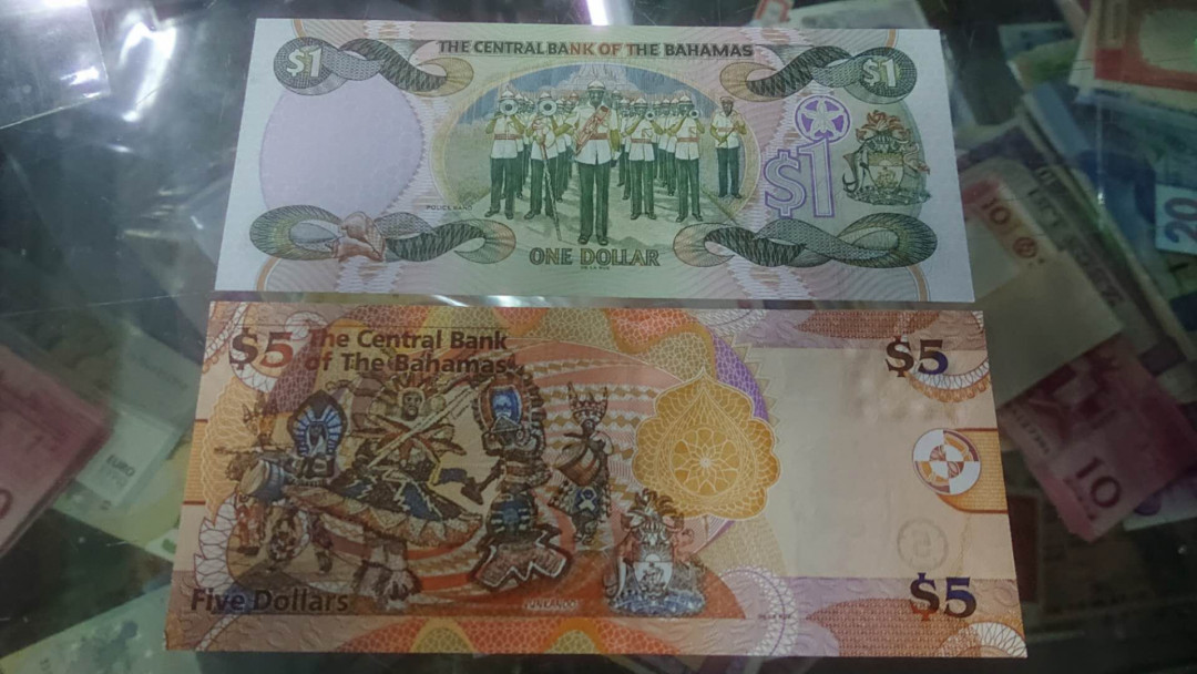 【囧羊收藏】精选微拍第八场 世界钱币共舞 2001年巴哈马1元+2013年巴哈马5元 尾三同号 全新UNC绝品