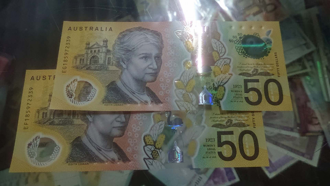 【囧羊收藏】精选微拍第八场 世界钱币共舞 2018年版澳大利亚50元塑料钞 错版钞 两张全同号为一件 全新绝品塑料窗口完美无划伤