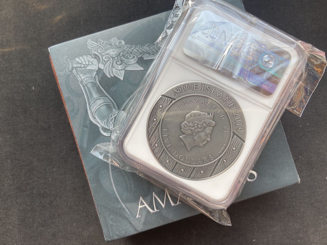 【币观天下】第131期钱币拍卖～ 【纽埃】仿古高浮雕亚马逊女神【蓝边ngc70】