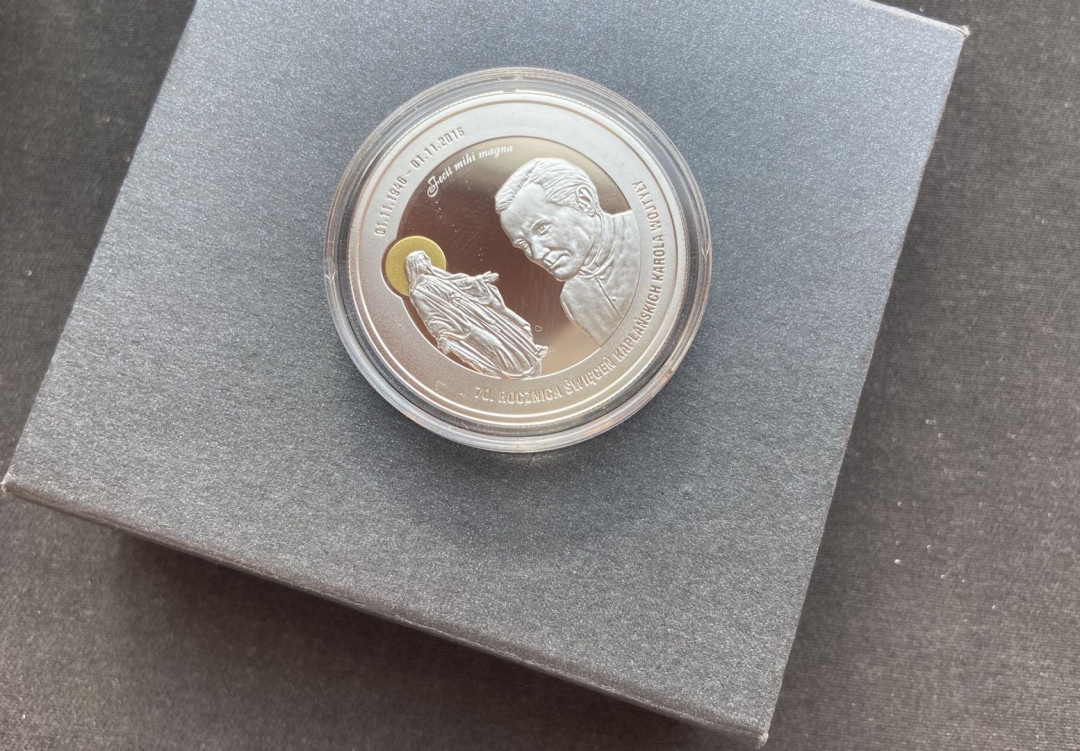 【币观天下】第131期钱币拍卖～   喀麦隆2016年1000法郎，1盎司，教皇保罗二世授勋70周年，镀24K金、磨砂、microprinting，精制纪念银币