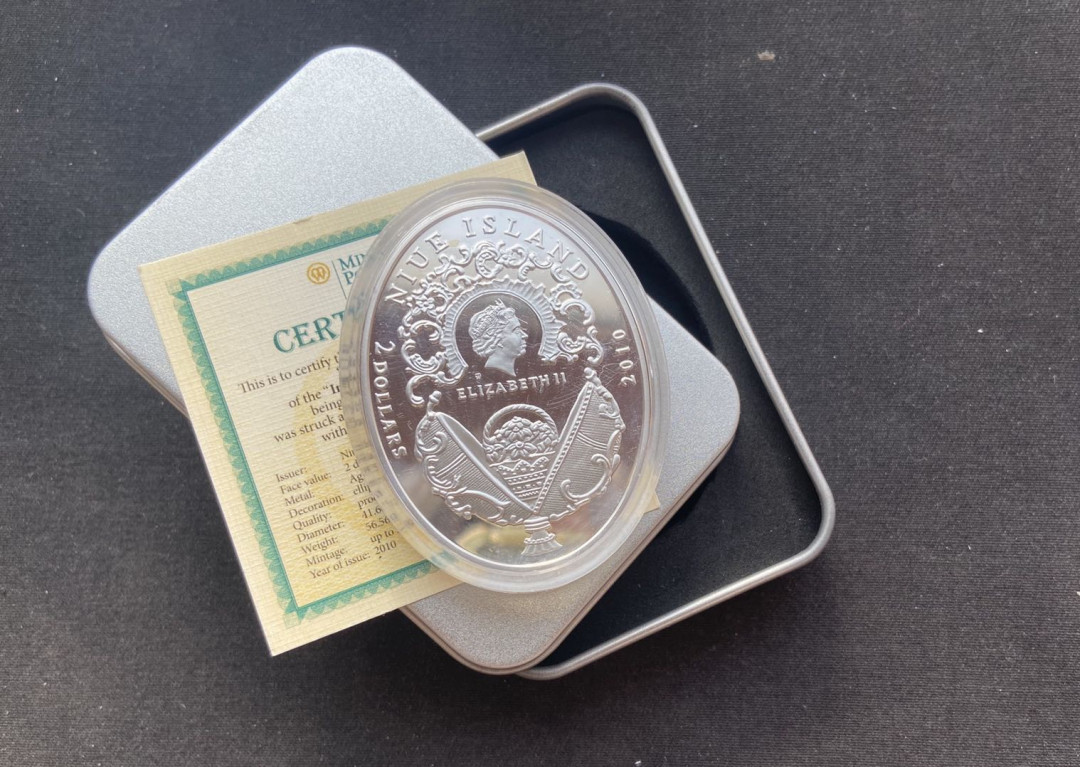 【币观天下】第131期钱币拍卖～ 【纽埃】法贝热彩蛋  纽埃2010年2元，56.56克 皇家费伯奇彩蛋系列---“王冠加冕礼”，异形(椭圆形) 精制纪念银币