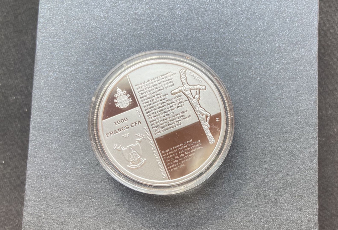 【币观天下】第131期钱币拍卖～   喀麦隆2016年1000法郎，1盎司，教皇保罗二世授勋70周年，镀24K金、磨砂、microprinting，精制纪念银币