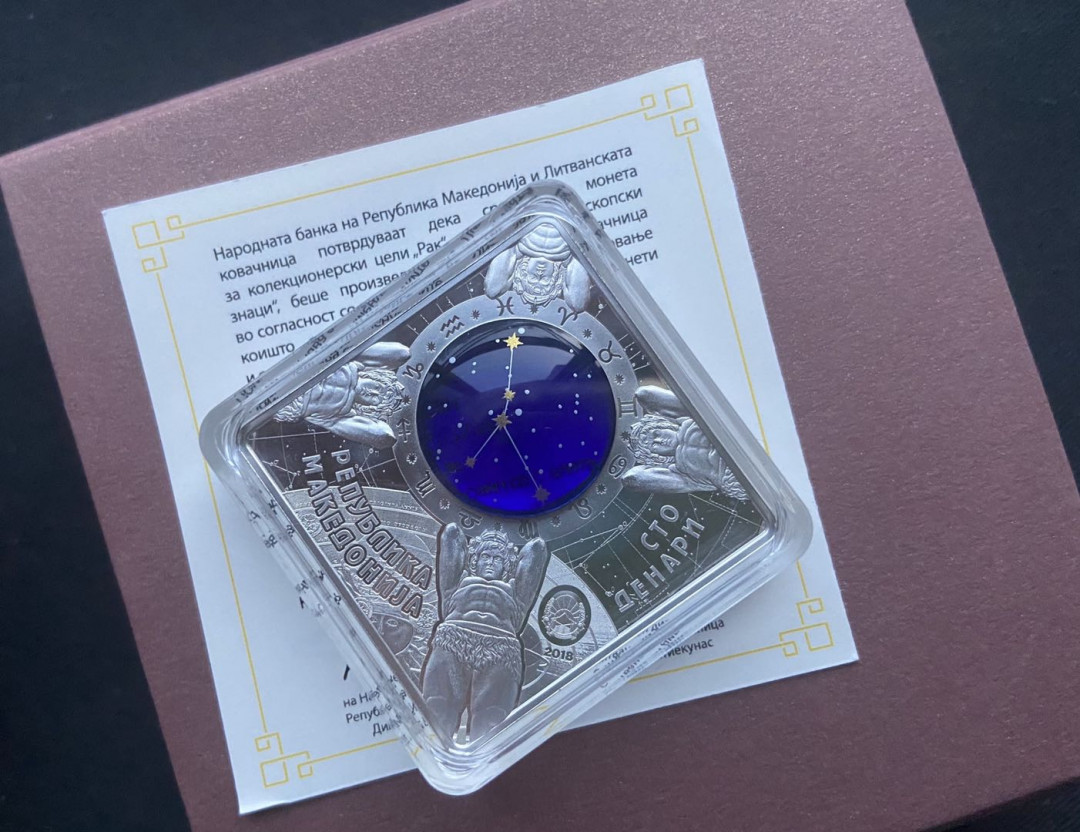 【币观天下】第132场钱币拍卖～     马其顿2018年100第纳尔，蓝色梦幻星空-十二星座之-“巨蟹座”菱形3D立体镶嵌超大球面“钴晶蓝宝石”透明圆窗、24K金粉3D双面彩色打印精制银币