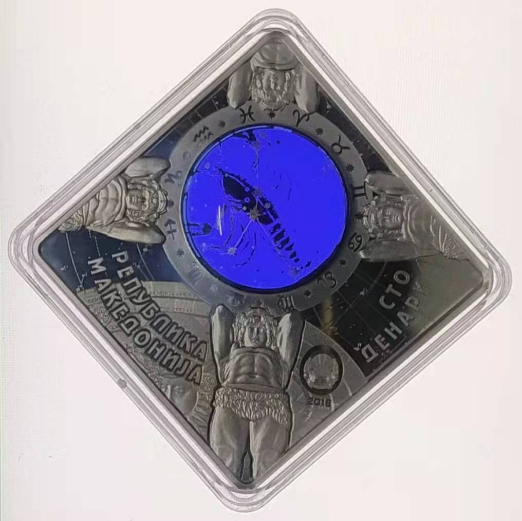 【币观天下】第132场钱币拍卖～     马其顿2018年100第纳尔，蓝色梦幻星空-十二星座之-“巨蟹座”菱形3D立体镶嵌超大球面“钴晶蓝宝石”透明圆窗、24K金粉3D双面彩色打印精制银币