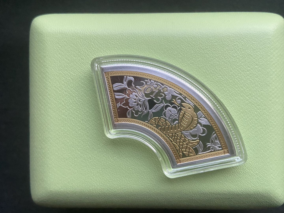 【币观天下】第132场钱币拍卖～ 【库克】    库克群岛2013年1元，蛇年“眼镜王蛇”扇形、镀24K金，精制银币