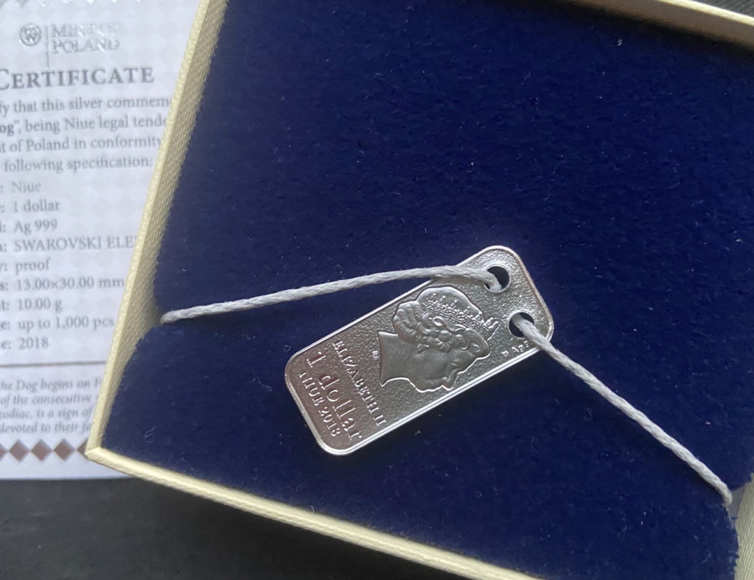 【币观天下】第132场钱币拍卖～   纽埃2018年1新西兰元，中国狗年生肖 浮雕 镶嵌施华洛世奇水晶 长方形 吊坠精制银币