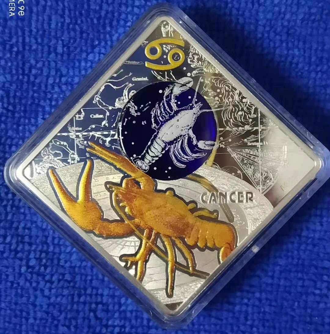 【币观天下】第132场钱币拍卖～     马其顿2018年100第纳尔，蓝色梦幻星空-十二星座之-“巨蟹座”菱形3D立体镶嵌超大球面“钴晶蓝宝石”透明圆窗、24K金粉3D双面彩色打印精制银币