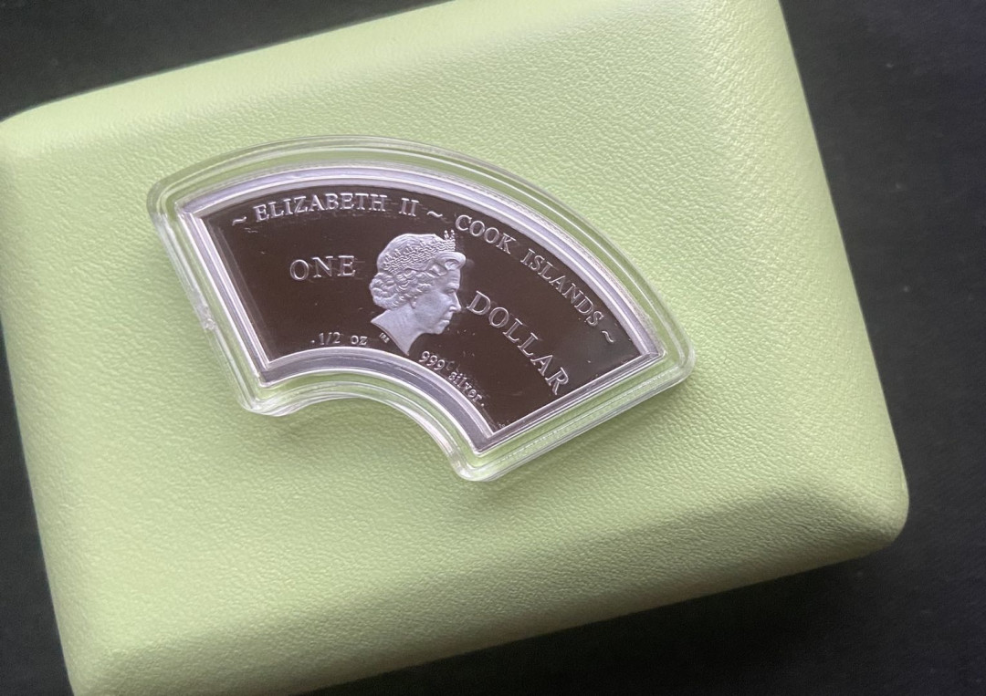 【币观天下】第132场钱币拍卖～ 【库克】    库克群岛2013年1元，蛇年“眼镜王蛇”扇形、镀24K金，精制银币