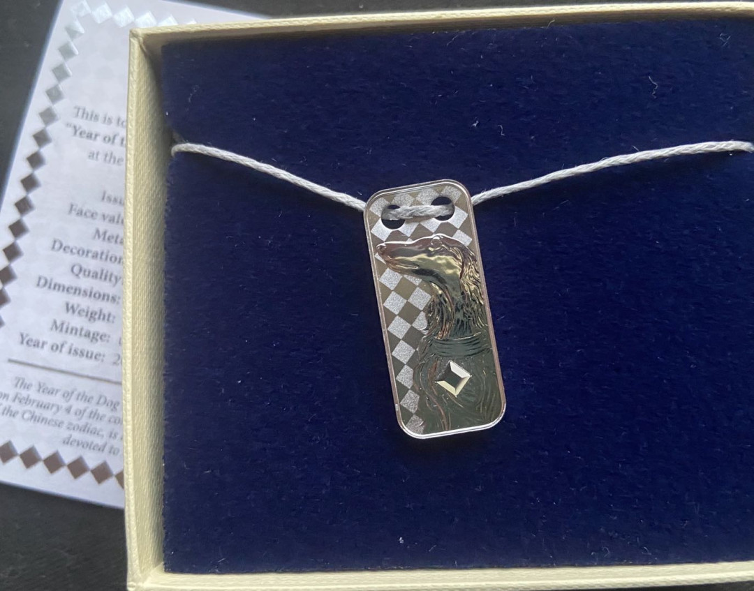 【币观天下】第132场钱币拍卖～   纽埃2018年1新西兰元，中国狗年生肖 浮雕 镶嵌施华洛世奇水晶 长方形 吊坠精制银币