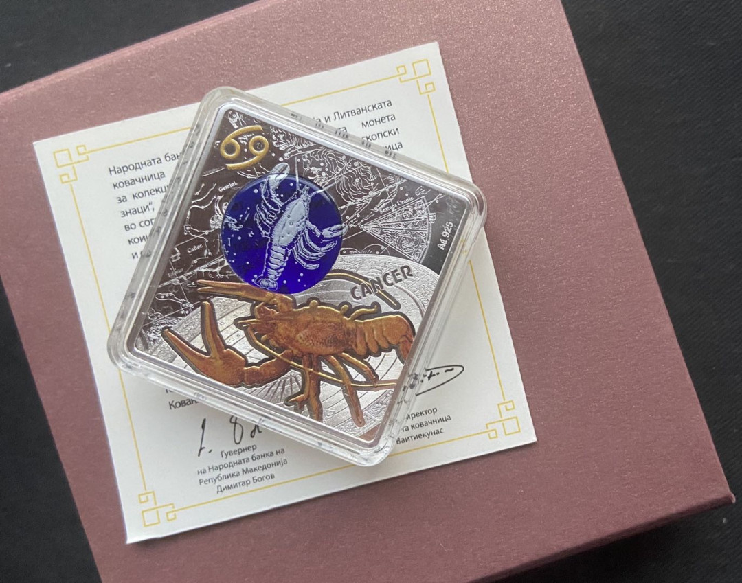 【币观天下】第132场钱币拍卖～     马其顿2018年100第纳尔，蓝色梦幻星空-十二星座之-“巨蟹座”菱形3D立体镶嵌超大球面“钴晶蓝宝石”透明圆窗、24K金粉3D双面彩色打印精制银币