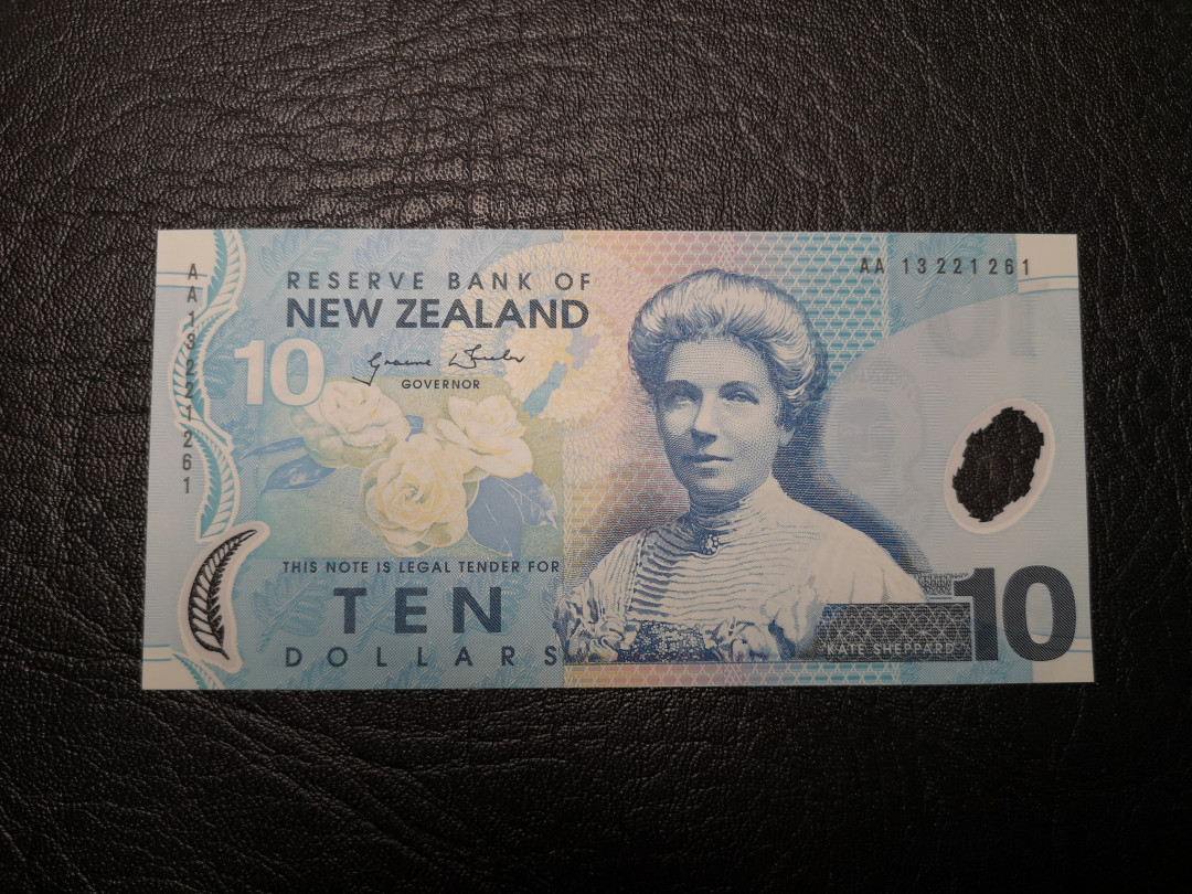 《外钞收藏家》第九十四期拍卖 新西兰13年10刀 AA首发冠 全新unc