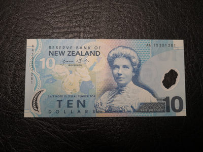 《外钞收藏家》第九十四期拍卖 - 新西兰13年10刀 AA首发冠 全新unc