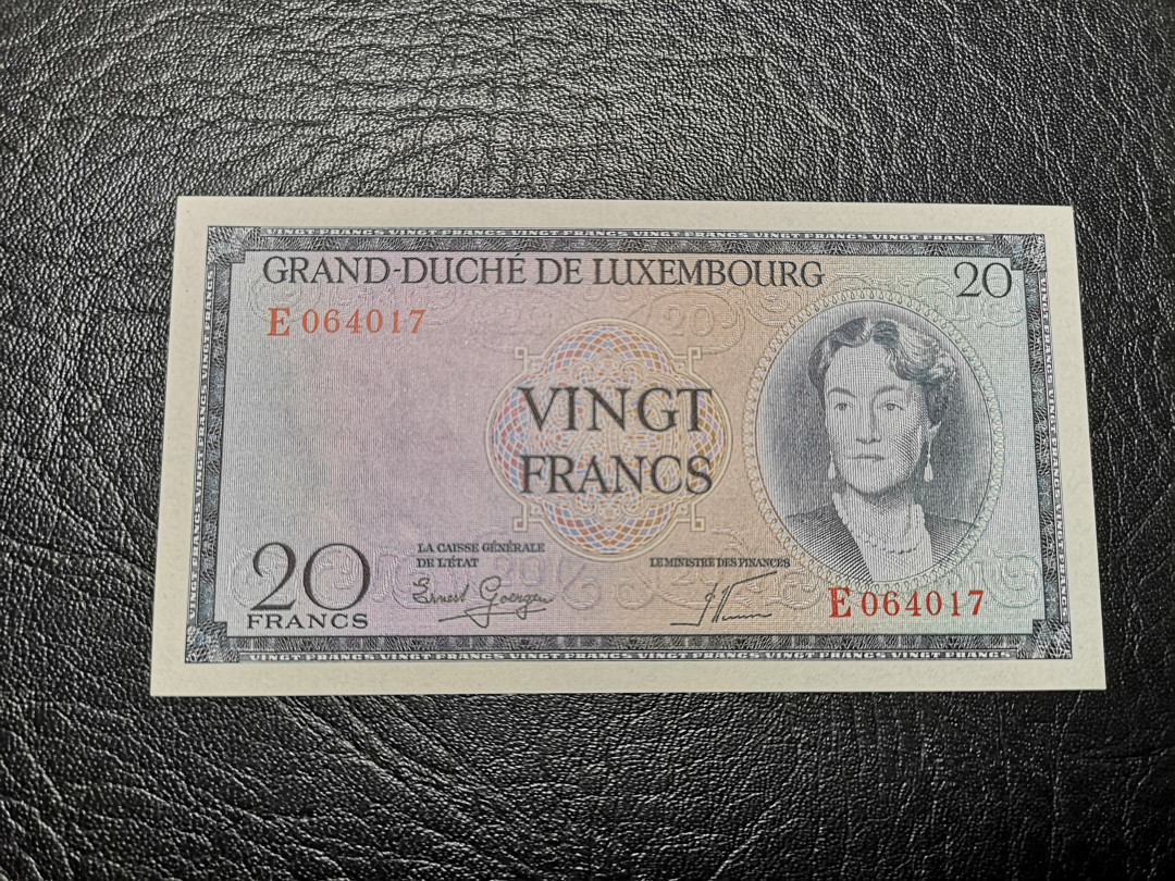 《外钞收藏家》第九十四期拍卖 卢森堡20法郎 全新unc 精美雕刻的风景钞