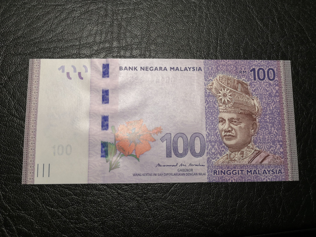 《外钞收藏家》第九十四期拍卖 马来西亚流通版100  豹子4开头 全新unc