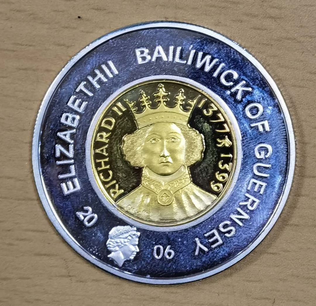 北京马甸外币专卖微拍第三十四期，银币专场，陆续上新，欢迎关注 2006年格恩济2镑双色英国皇室历代皇帝系列1盎司子母纪念银币，成色：不详，直径：39mm，品相如图