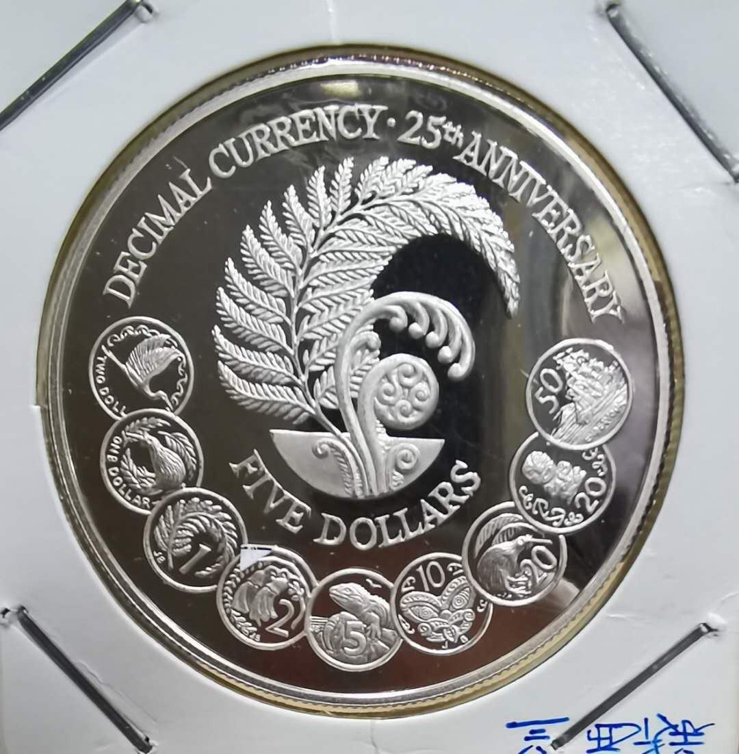 北京马甸外币专卖微拍第三十四期，银币专场，陆续上新，欢迎关注 1992年新西兰币中币精制纪念银币，重27.22克，成色925，品相如图