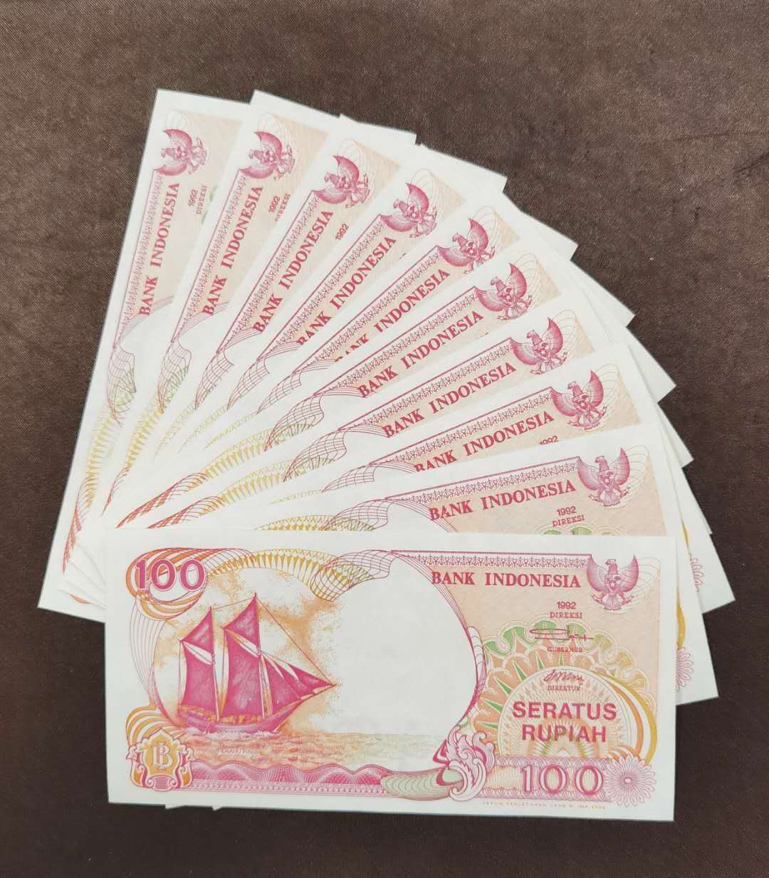 北京马甸外币专卖微拍第三十五期，纸币专场，陆续上新，欢迎关注 印尼100盾船纸币10张，品相如图，全新