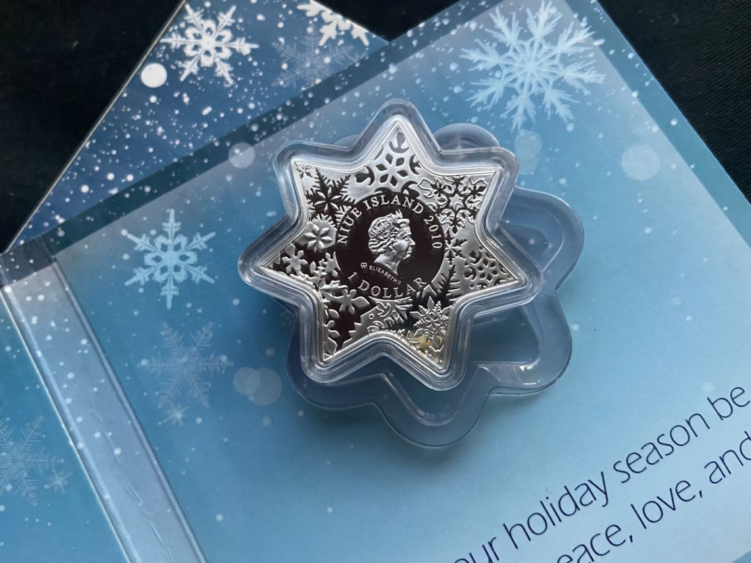 【币观天下】第133场拍卖【圣诞场】  纽埃2010年1元，28.28克“圣诞、新年快乐幸运星”镶嵌红绿蓝三原色锆晶宝石 七角星形精制纪念银币