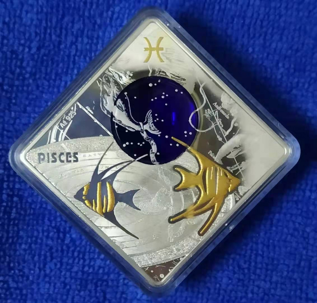 【币观天下】第133场拍卖【圣诞场】  马其顿2018年100第纳尔，蓝色梦幻星空-十二星座压轴王-“双鱼座”菱形3D立体镶嵌超大球面“钴晶蓝宝石”透明圆窗、24K金粉3D双面彩色打印精制银币
