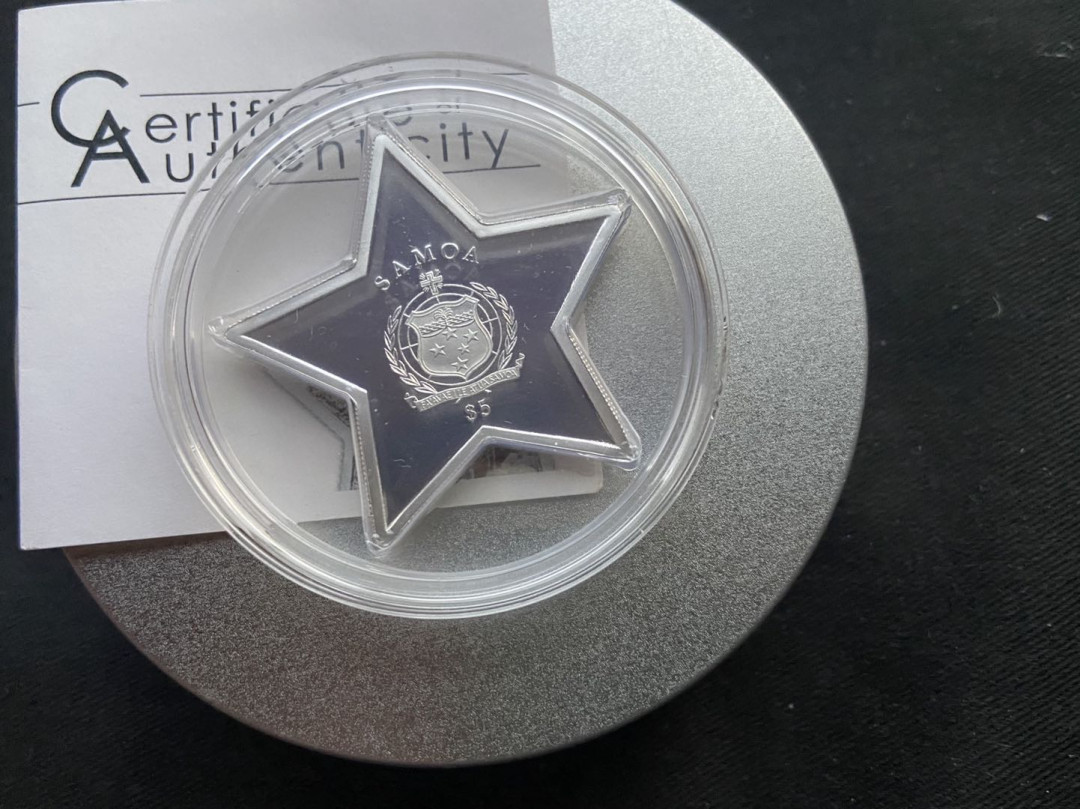 【币观天下】第133场拍卖【圣诞场】  萨摩亚2012年5元， “圣诞快乐幸运星”镶嵌炫彩闪耀彩色宝石粉 五角星形 彩色精制纪念银币