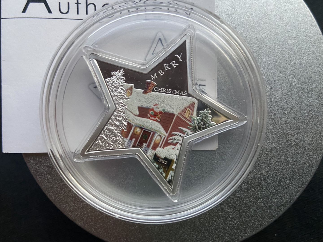 【币观天下】第133场拍卖【圣诞场】  萨摩亚2012年5元， “圣诞快乐幸运星”镶嵌炫彩闪耀彩色宝石粉 五角星形 彩色精制纪念银币