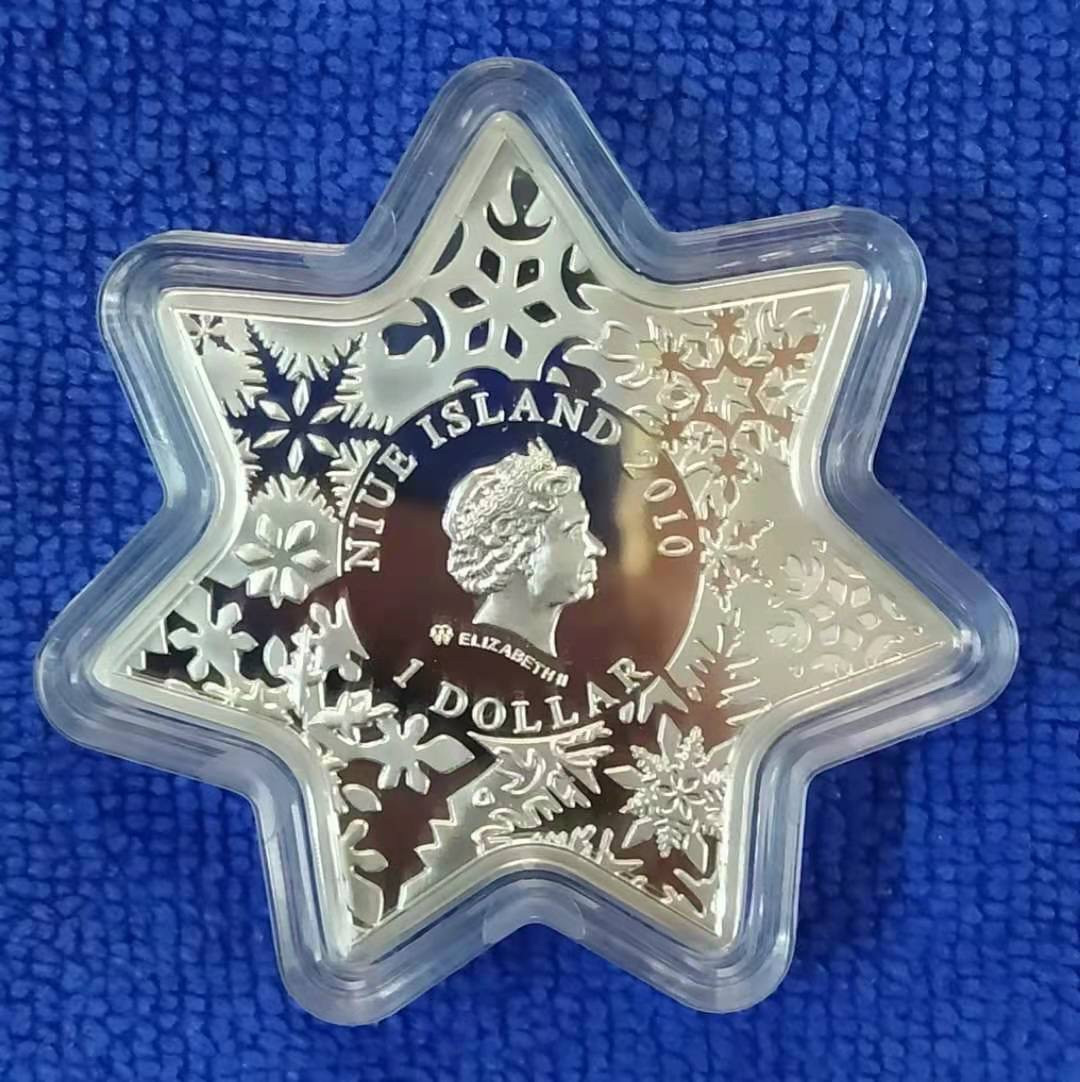 【币观天下】第133场拍卖【圣诞场】  纽埃2010年1元，28.28克“圣诞、新年快乐幸运星”镶嵌红绿蓝三原色锆晶宝石 七角星形精制纪念银币